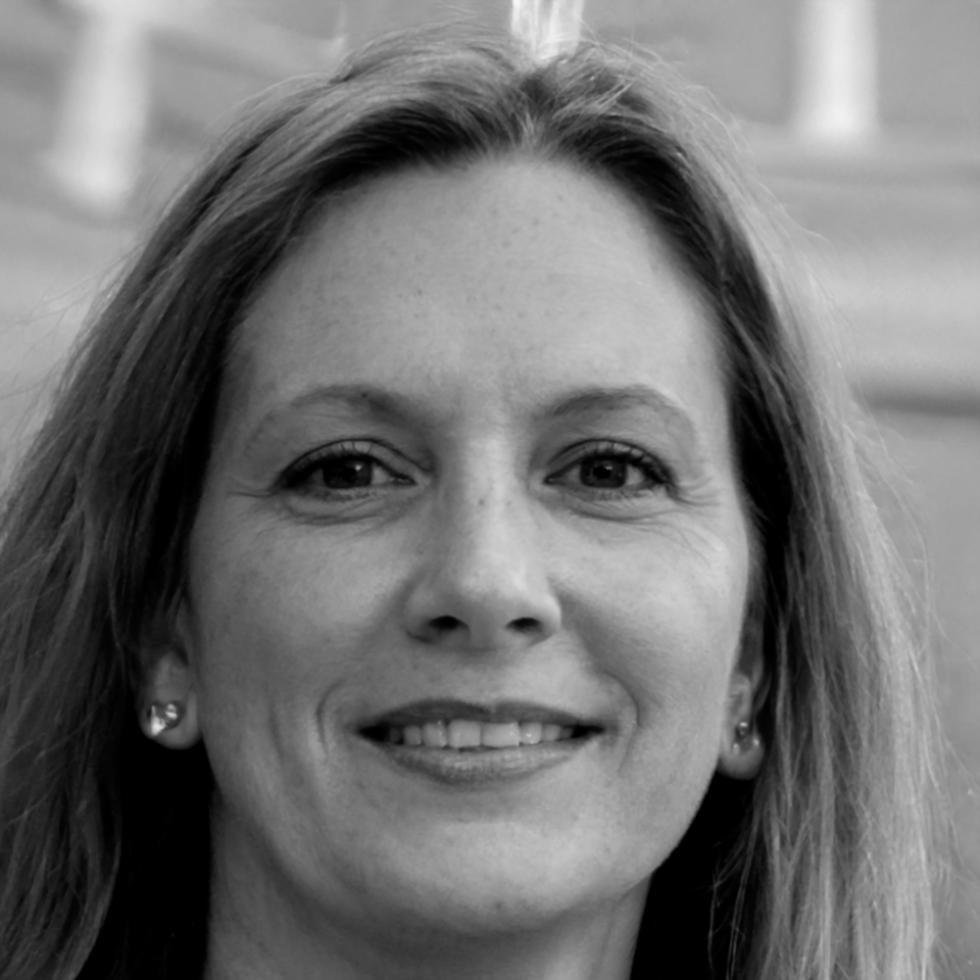 Portrait of Sarah, a young professional who overcame investment anxiety